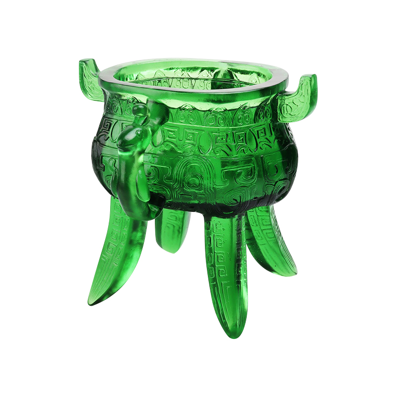 耳の形のハンドルが付いたエメラルドグリーンのクリスタルガラス三脚