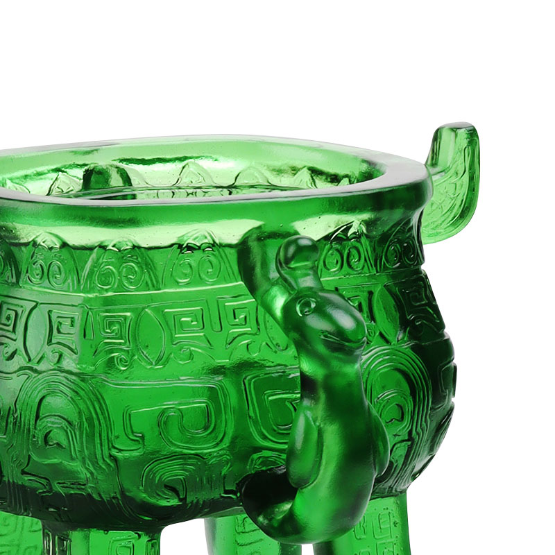 耳の形のハンドルが付いたエメラルドグリーンのクリスタルガラス三脚