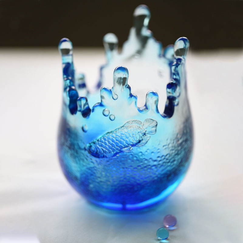 魚の模様が刻まれた青いガラスの装飾品