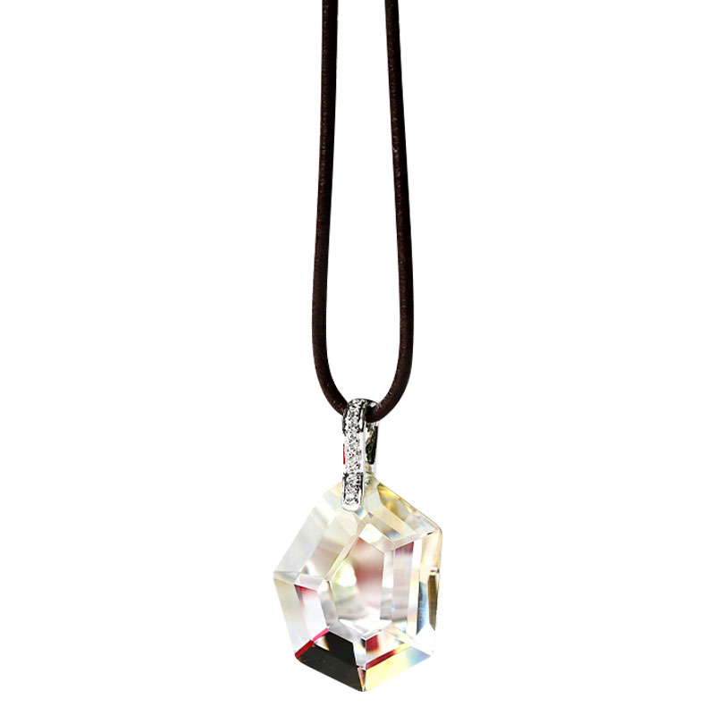 ガラスペンダントパターンが取り付けられたシルバーカラーのネックレス