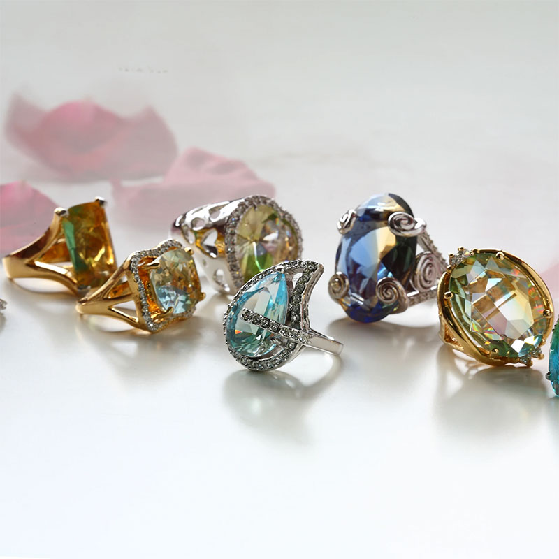 ティアドロップ型のカットガラスを使用したリング