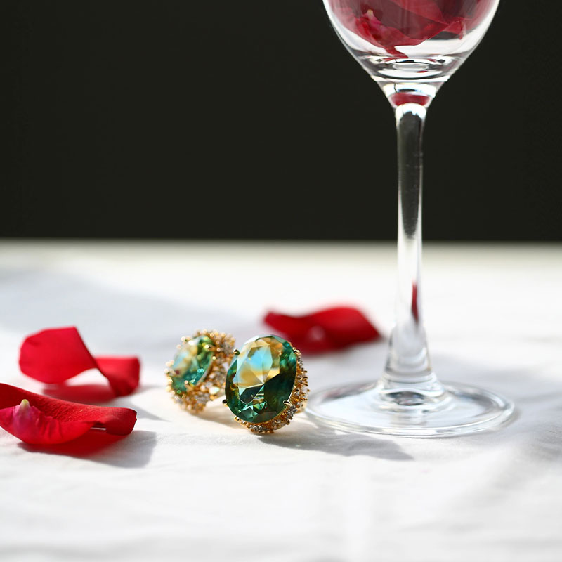 ゴールドのイヤーパッドが付いたグリーンガラスのイヤリング