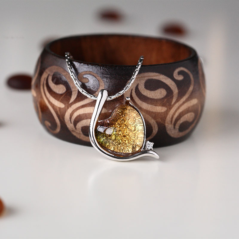 ガラスペンダントを象嵌したエレガントなシルバーカラーのブレスレット