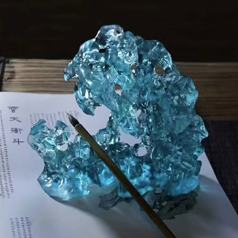 岩の形をした青い色ガラスの置物