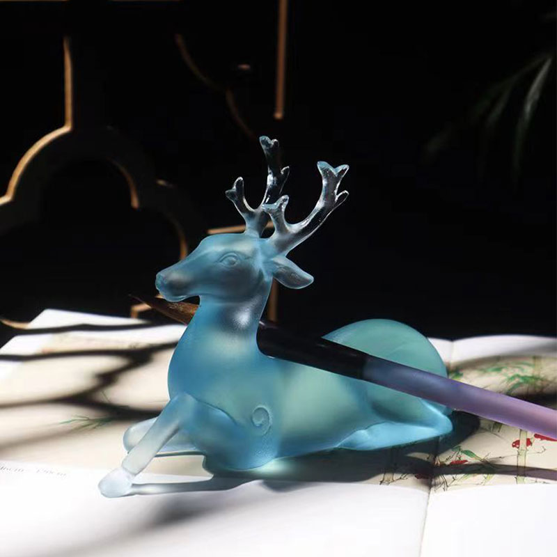 青いガラスの鹿の形をしたブラシホルダー