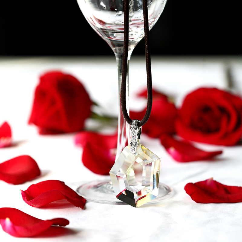 ガラスペンダントパターンが取り付けられたシルバーカラーのネックレス