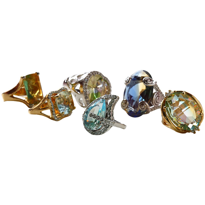 ティアドロップ型のカットガラスを使用したリング