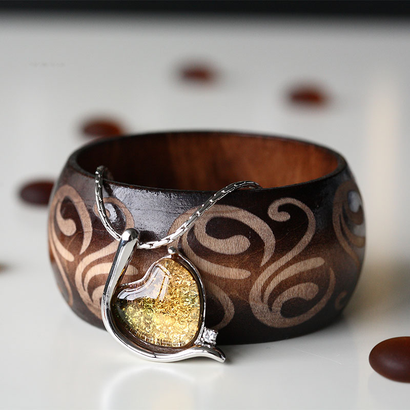 ガラスペンダントを象嵌したエレガントなシルバーカラーのブレスレット