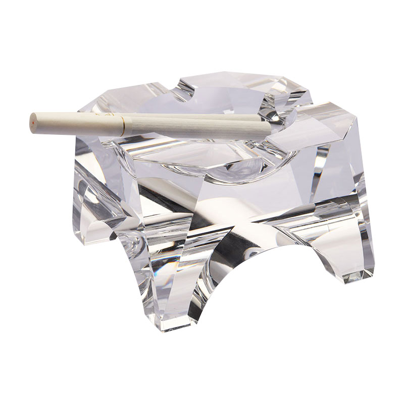 シンプルな幾何学デザインの透明ガラスクリスタル灰皿