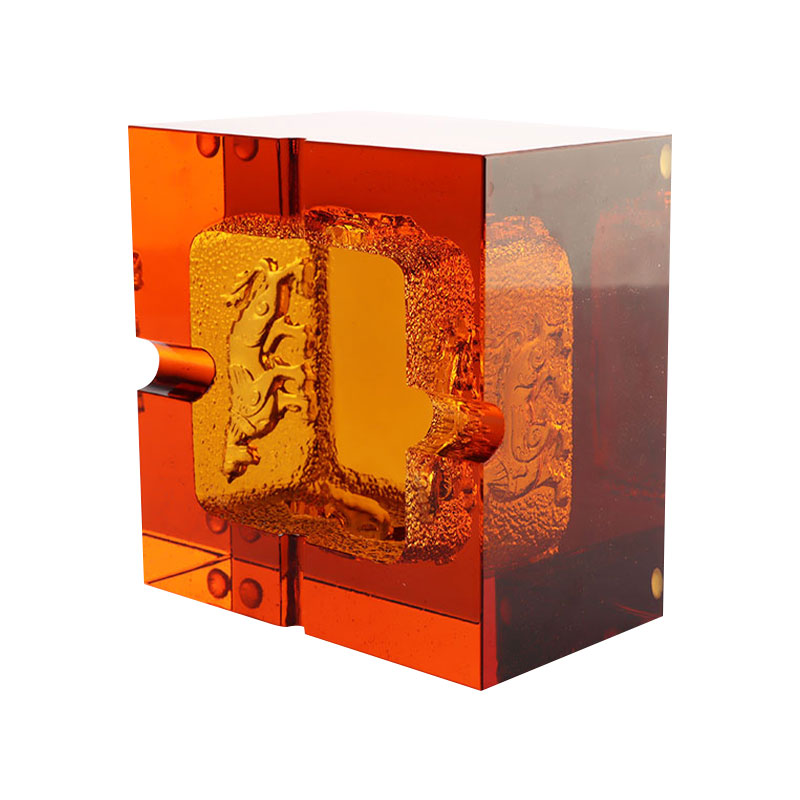 絶妙なアニマル柄のエンボス加工が施された赤いガラスの灰皿