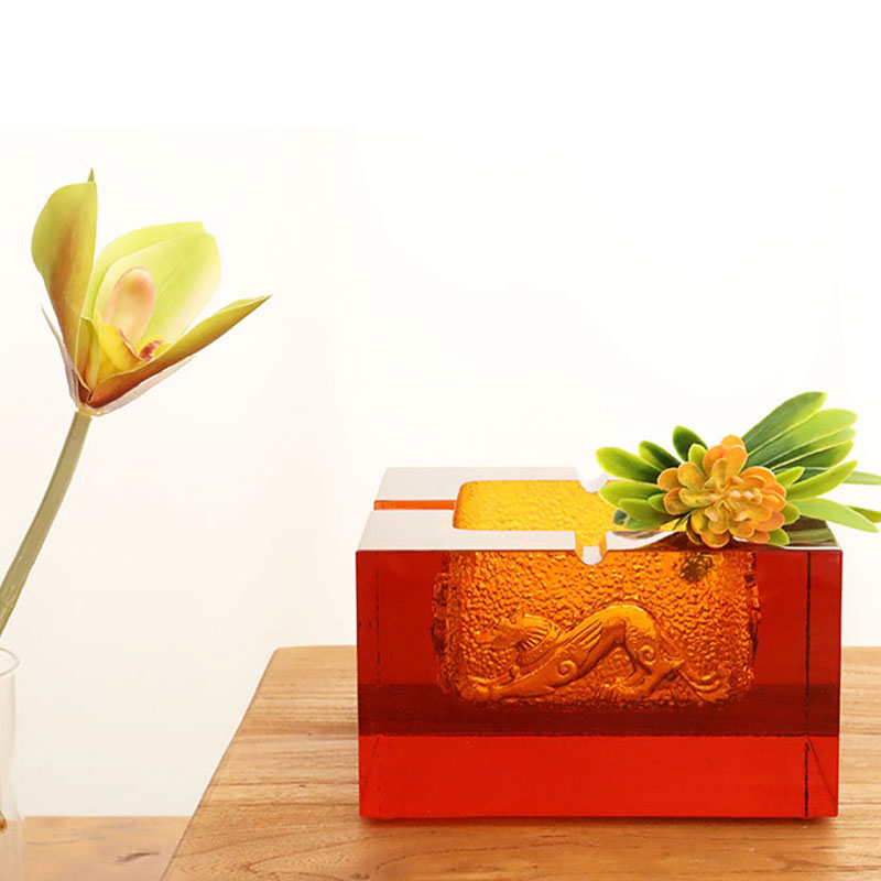 絶妙なアニマル柄のエンボス加工が施された赤いガラスの灰皿