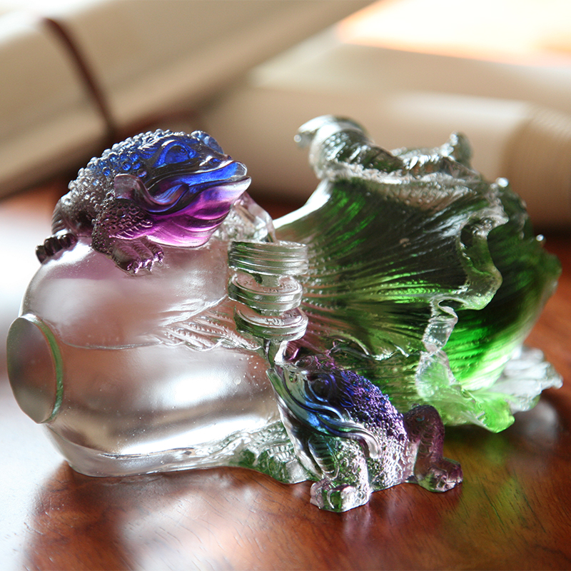 クリスタルガラスゴールデンヒキガエルの彫刻の装飾品
