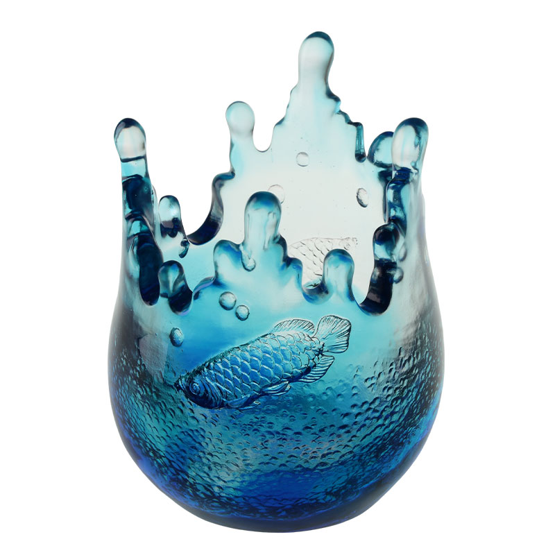 魚の模様が刻まれた青いガラスの装飾品