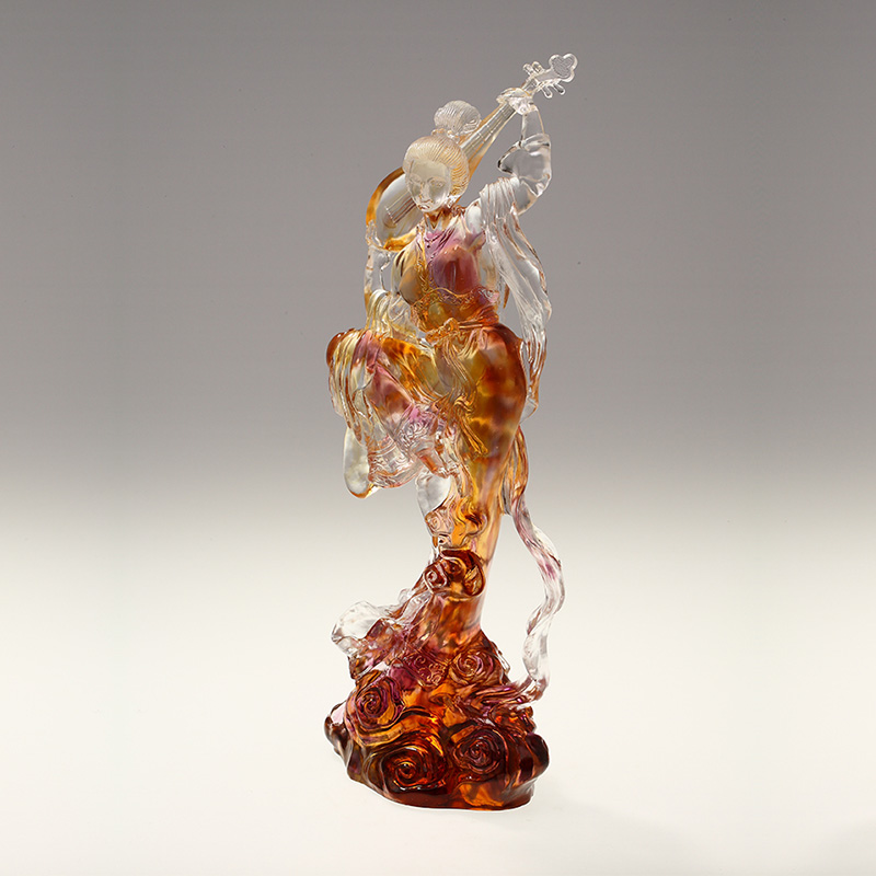 エレガントで優雅な女性のガラス彫刻の装飾品