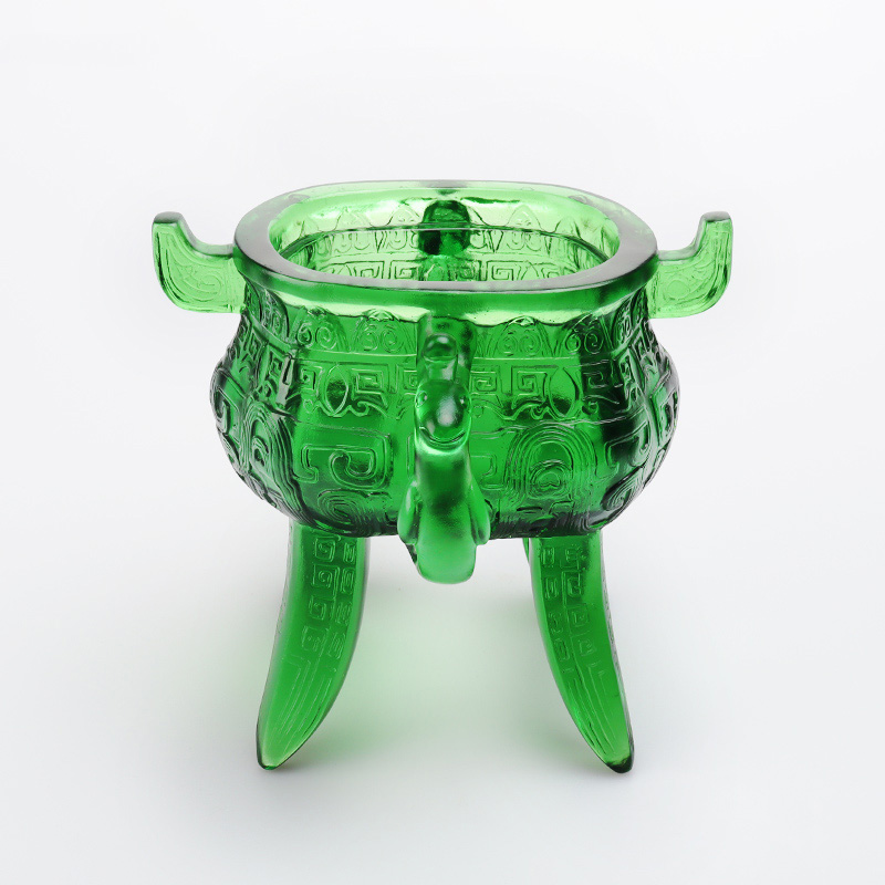 耳の形のハンドルが付いたエメラルドグリーンのクリスタルガラス三脚