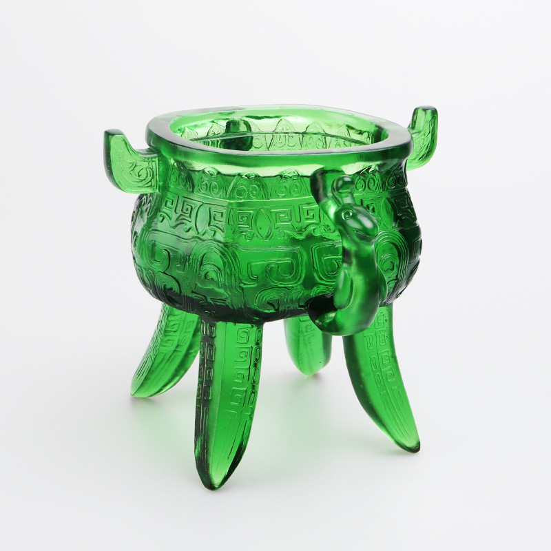 耳の形のハンドルが付いたエメラルドグリーンのクリスタルガラス三脚