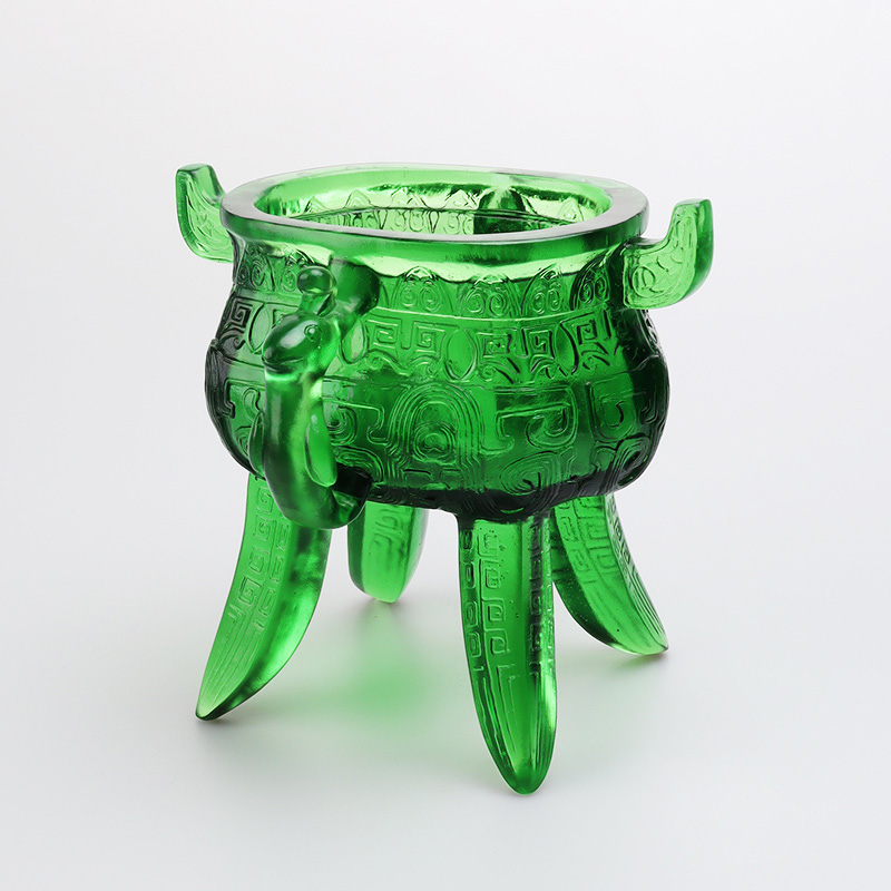 耳の形のハンドルが付いたエメラルドグリーンのクリスタルガラス三脚