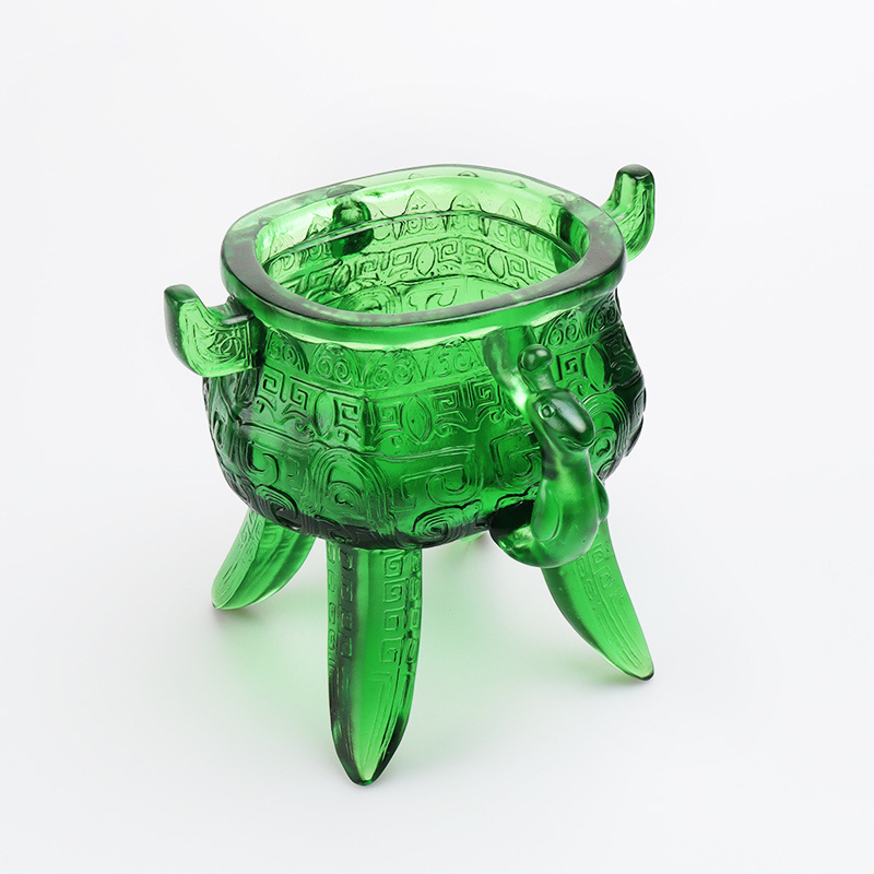 耳の形のハンドルが付いたエメラルドグリーンのクリスタルガラス三脚