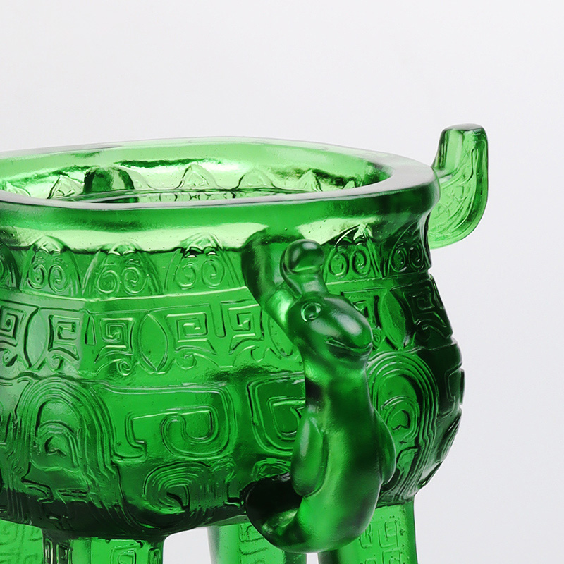 耳の形のハンドルが付いたエメラルドグリーンのクリスタルガラス三脚