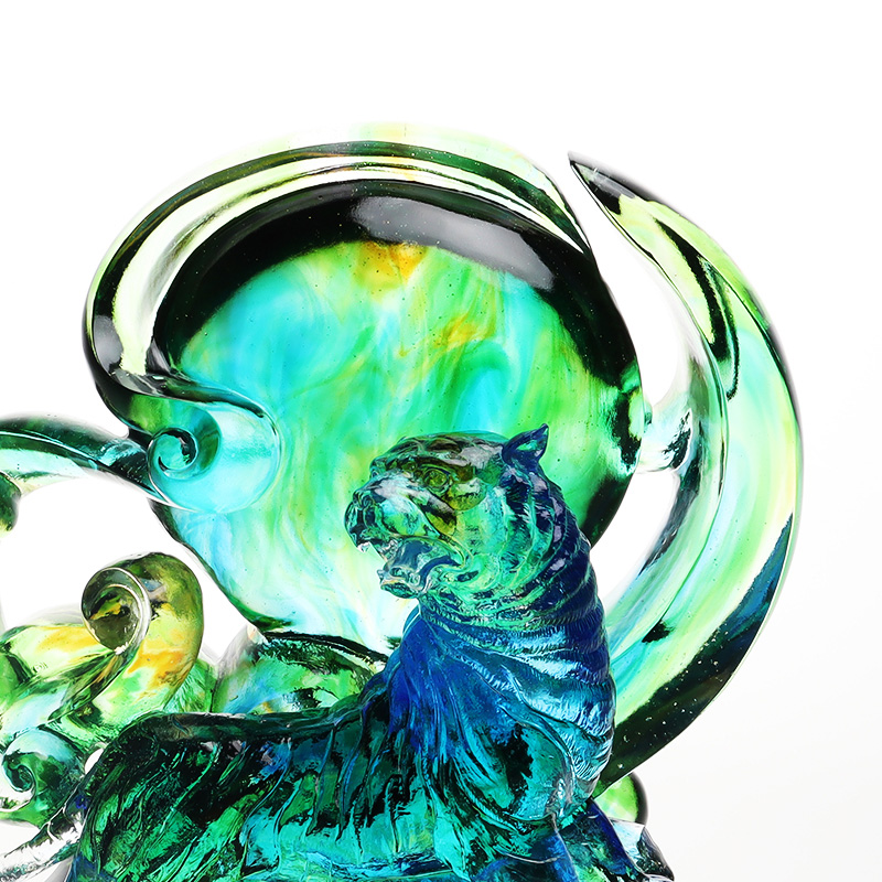 青緑色の透明クリスタルガラスの虎の置物